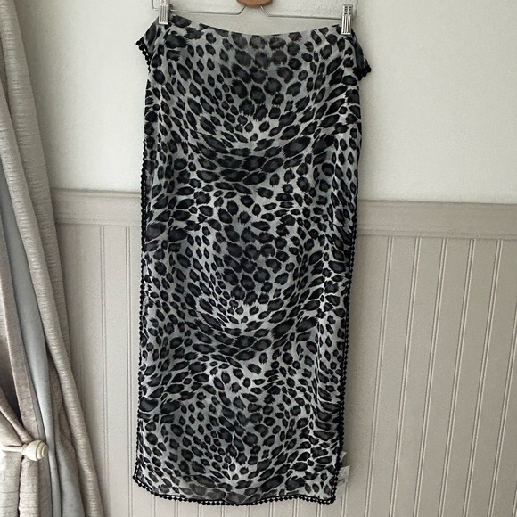 ⭐️ NEW Echo Leopard Animal Print Scarf in Black and Gray Lightweight - Picture 5 of 5